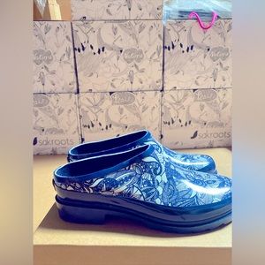 Sakroot shoes, size 7 US women’s. Blue color with white hues.